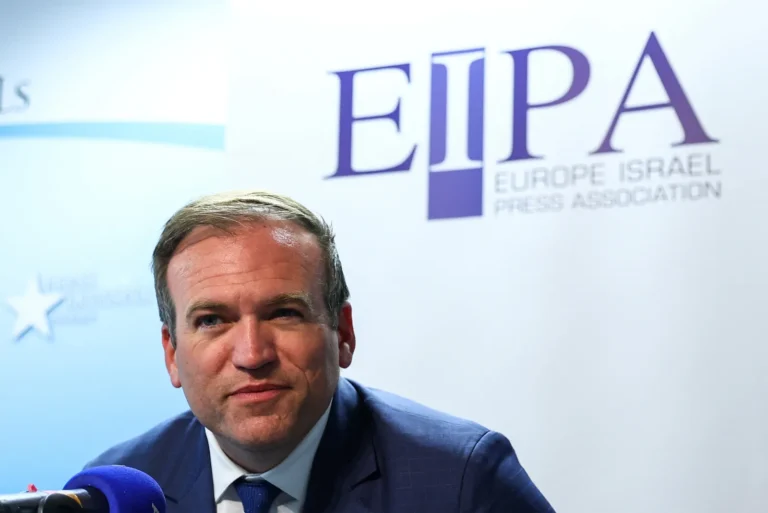 Johnnie Moore presta esclarecimentos a jornalistas em Bruxelas, na Bélgica, em 2 de julho de 2025, enquanto atuava como presidente executivo da Gaza Humanitarian Foundation (GHF).
