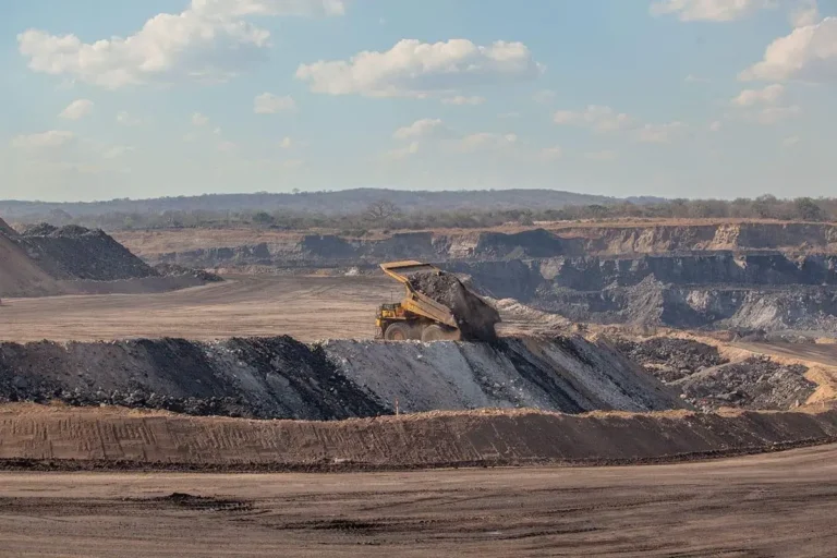 A exploração de recursos minerais e energéticos movimenta a economia de Moçambique, mas a pobreza continua atingindo a maior parte da população.