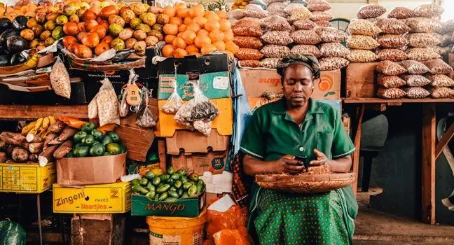 Os preços dos alimentos e de outros produtos essenciais comprometem grande parte da renda das famílias moçambicanas.