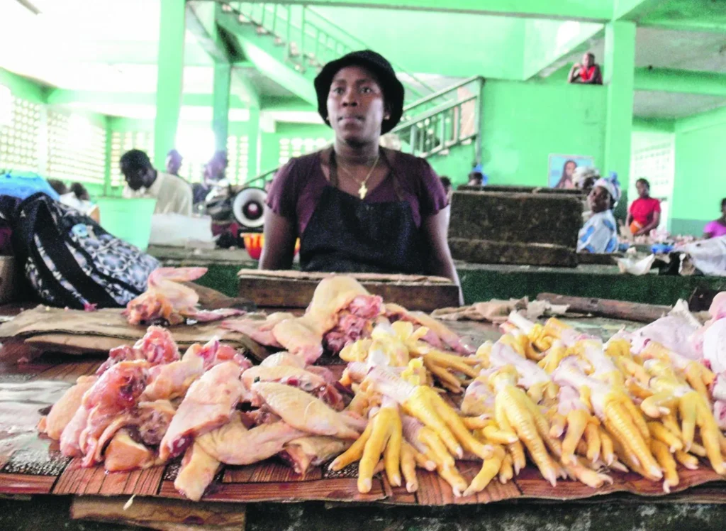 A venda de patas e outros cortes de frango ilustra diferentes formas de aproveitamento dos alimentos, que também podem representar alternativas econômicas para famílias de baixa renda.