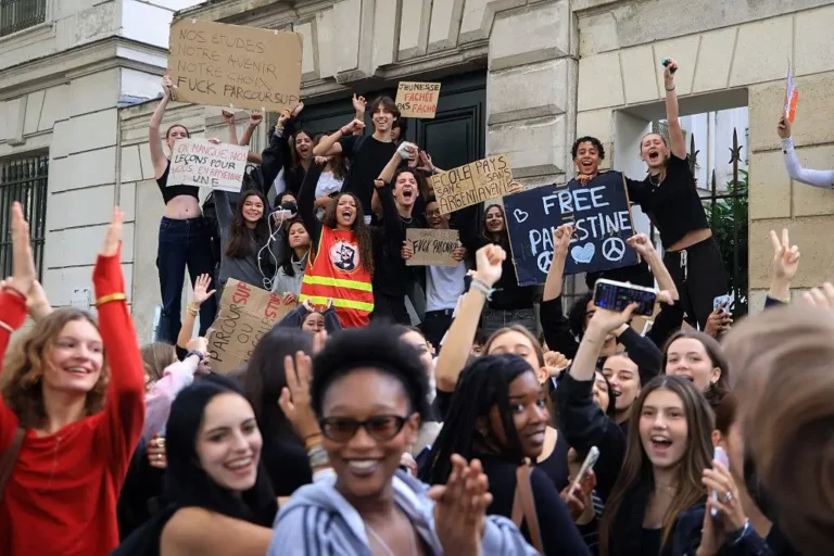 Estudantes franceses tomam as ruas em protesto contra a precarização da educação pública, a repressão policial e as desigualdades sociais. Foto: Martin Noda / Hans Lucas / Photothèque Rouge.
