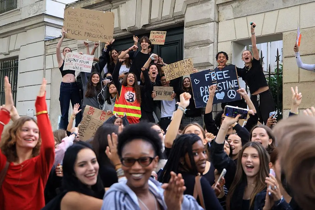 Estudantes franceses tomam as ruas em protesto contra a precarização da educação pública, a repressão policial e as desigualdades sociais. Foto: Martin Noda / Hans Lucas / Photothèque Rouge.